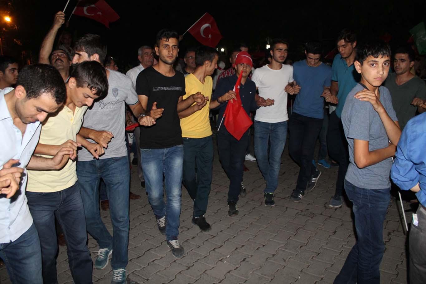 Siirt’te darbe karşıtı nöbet coşkuyla devam ediyor Siirt’te darbe karşıtı nöbet coşkuyla devam ediyor